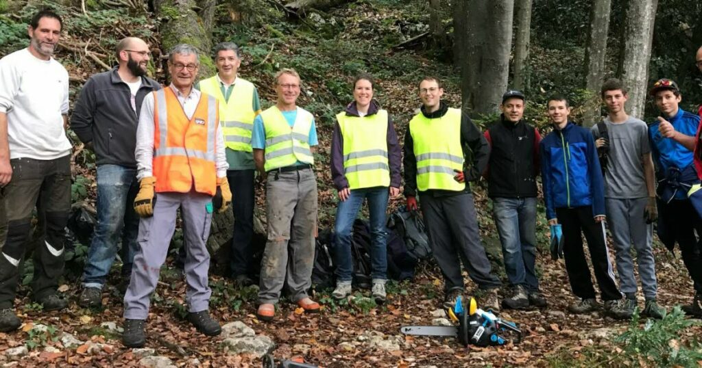Des bénévoles préparent le terrain pour la rénovation de la Voie Sarde